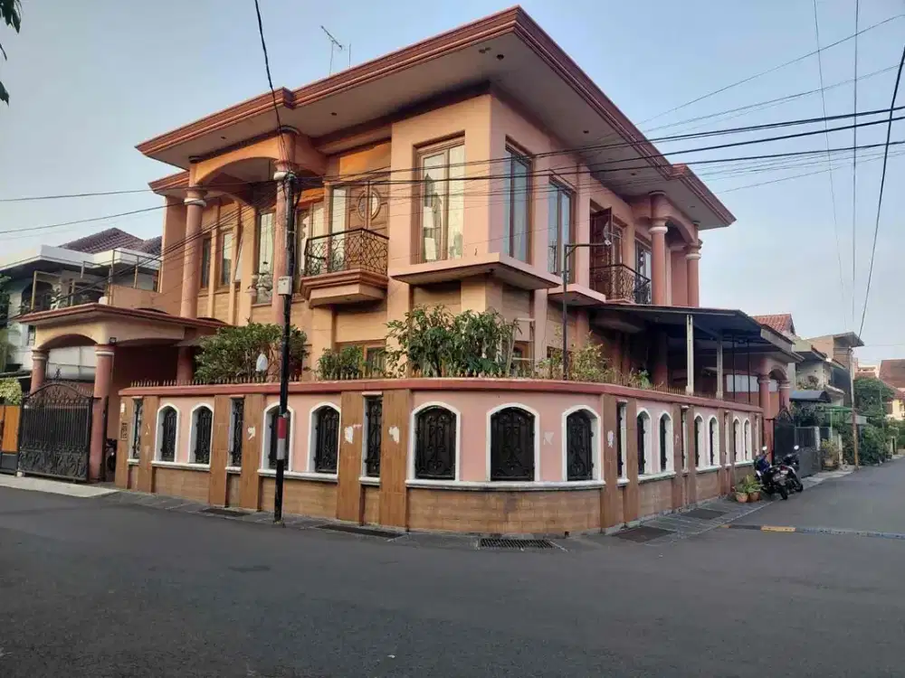 Rumah Classic 2 Lantai Hook Di Pinggir Jalan