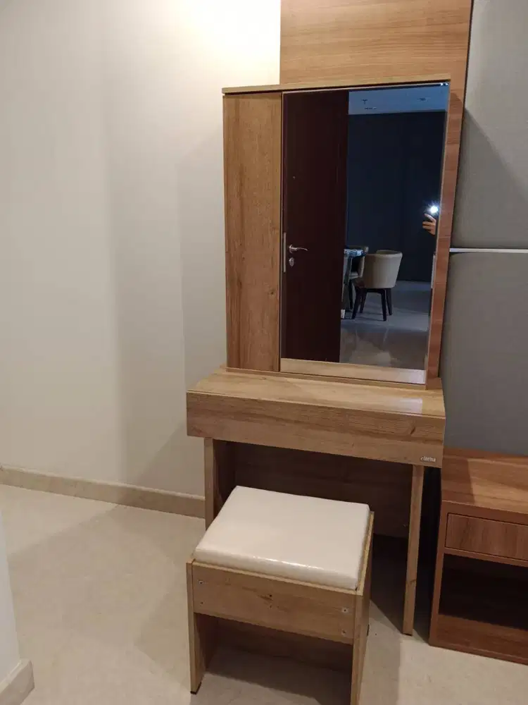 1 Set Meja Rias Berdesain Modern, Lengkap Dengan Cermin