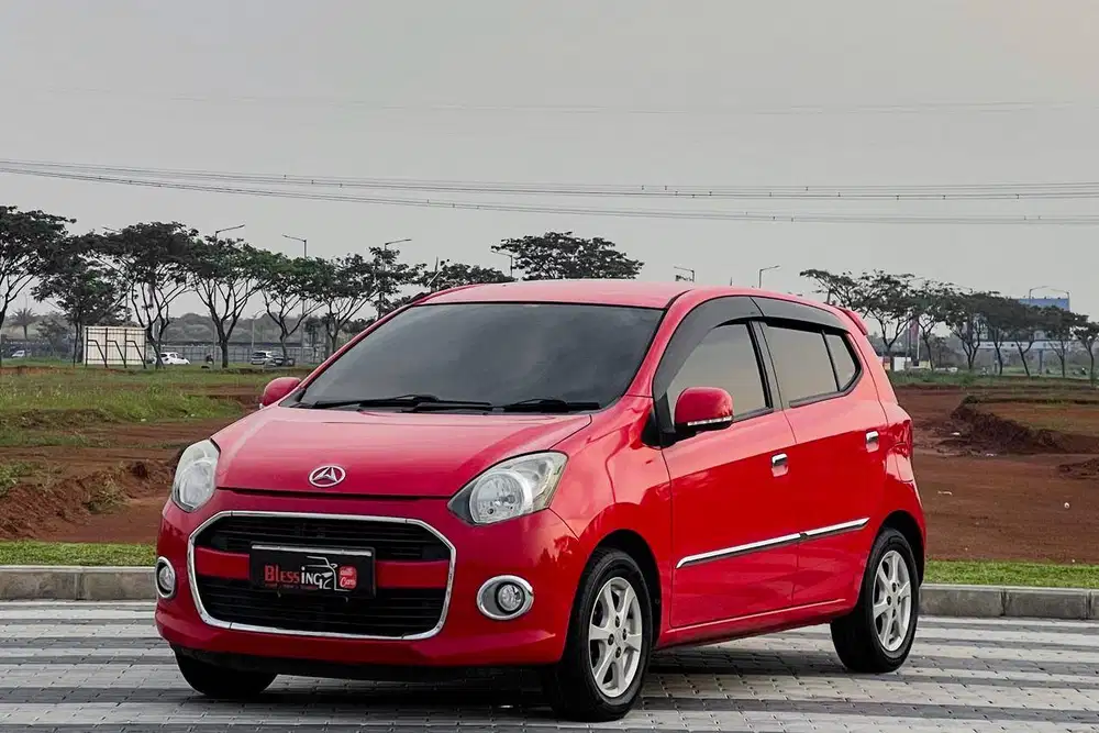 Daihatsu Ayla 1.0 X manual MT 2015 merah metalik KM low