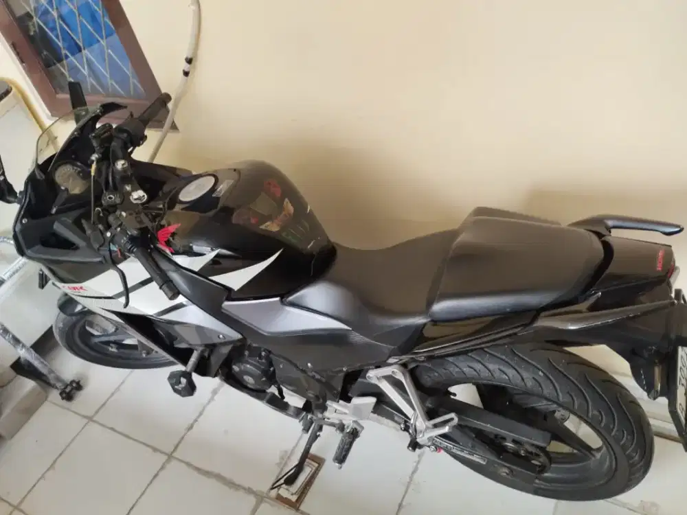 Honda CBR 150R Hitam