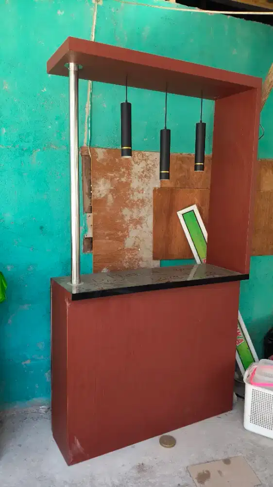 Meja bar minimalis ada lampunnya