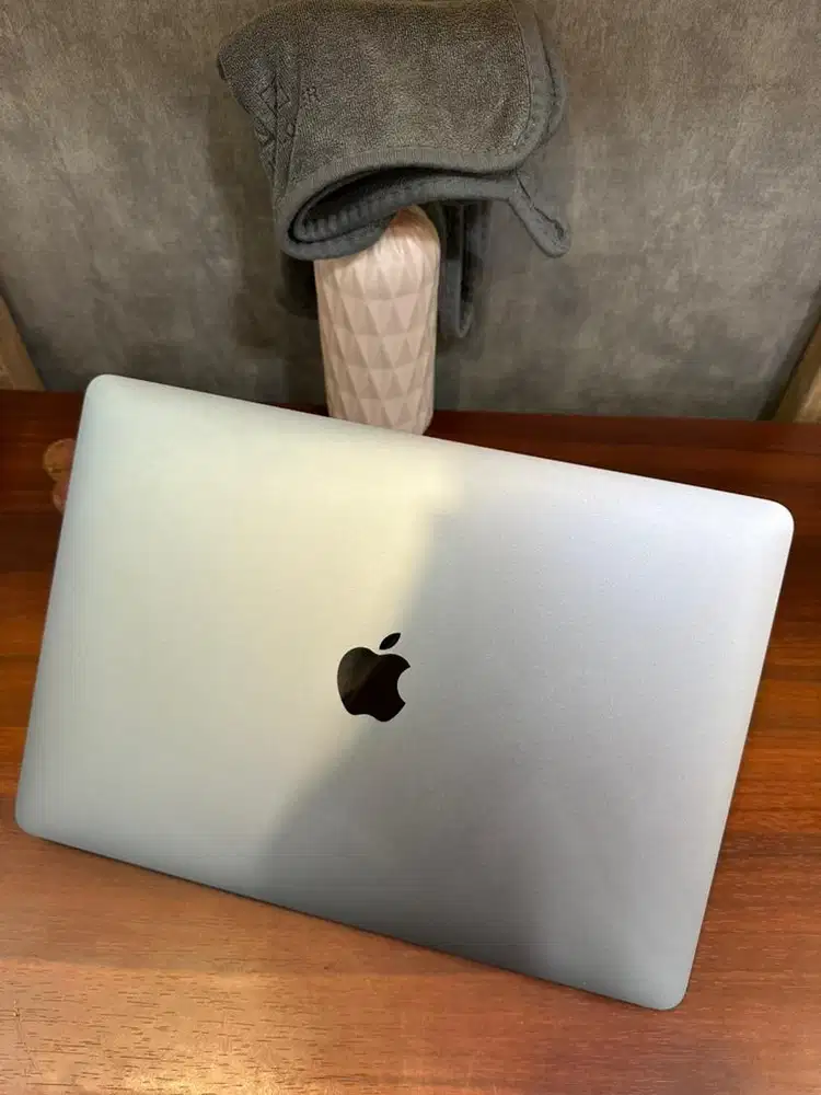 Macbook Air M1 2020 13inch 8/256 Grey Garansi iBox Like New Lengkap Or