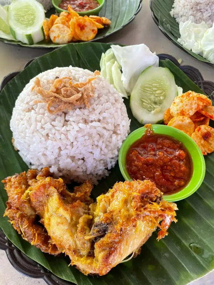 Di butuhkan org jualan dan kasir