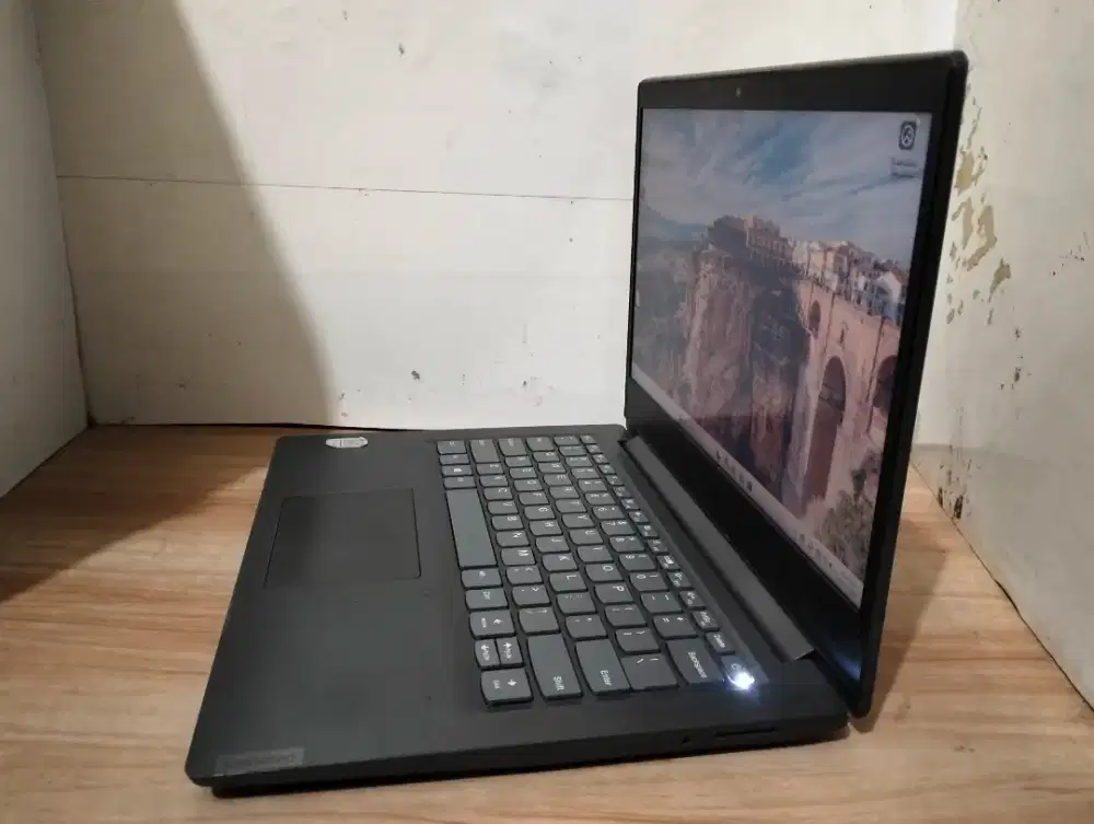 Lenovo Ideapad v14 slim bezell/ AMD athlon 3020/RAM 4/SSD 256/gaskeun