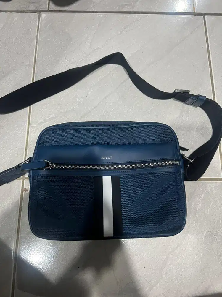 Tas Bally Second, Warna Biru Dongker, Pemakaian Pribadi, I