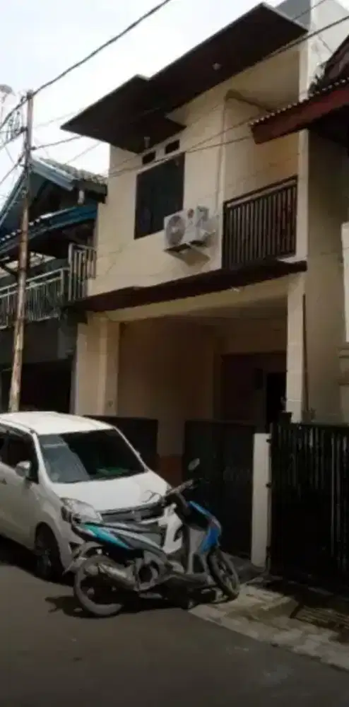 RUMAH MEGAH DI KOMPLEK PONDOK KELAPA