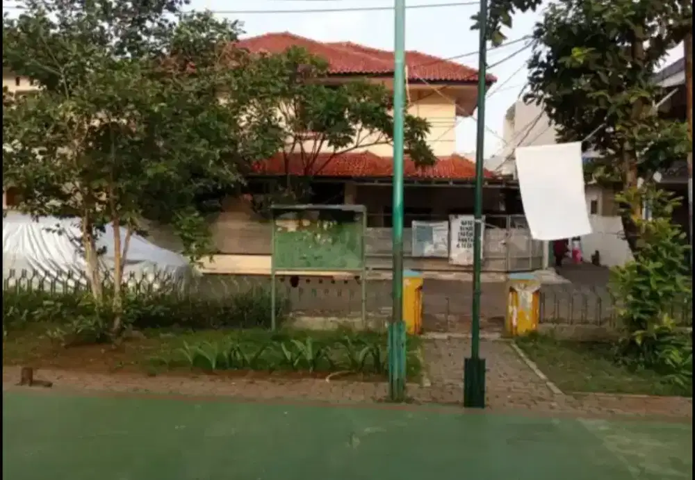 RUMAH MEGAH, HADAP TAMAN DI KOMPLEK PONDOK KELAPA