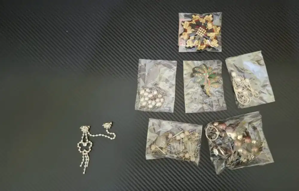 Aksesori Wanita Vintage & Elegan (Koleksi Kalung & Bros) - Isi 7 Pcs