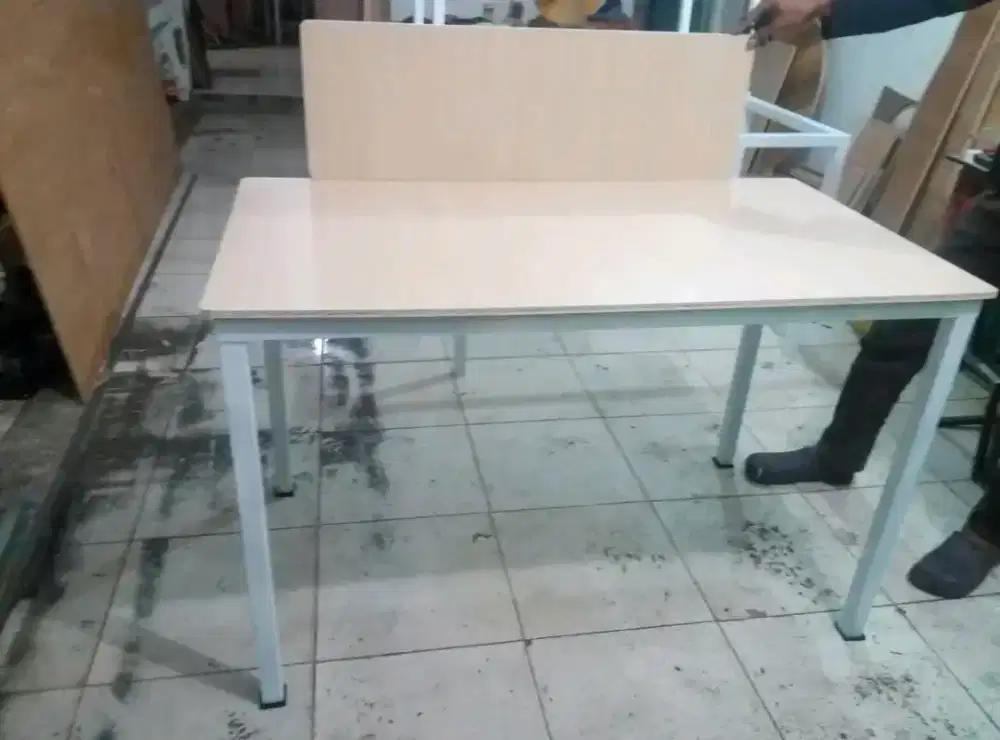 Meja kantor dengan partisi