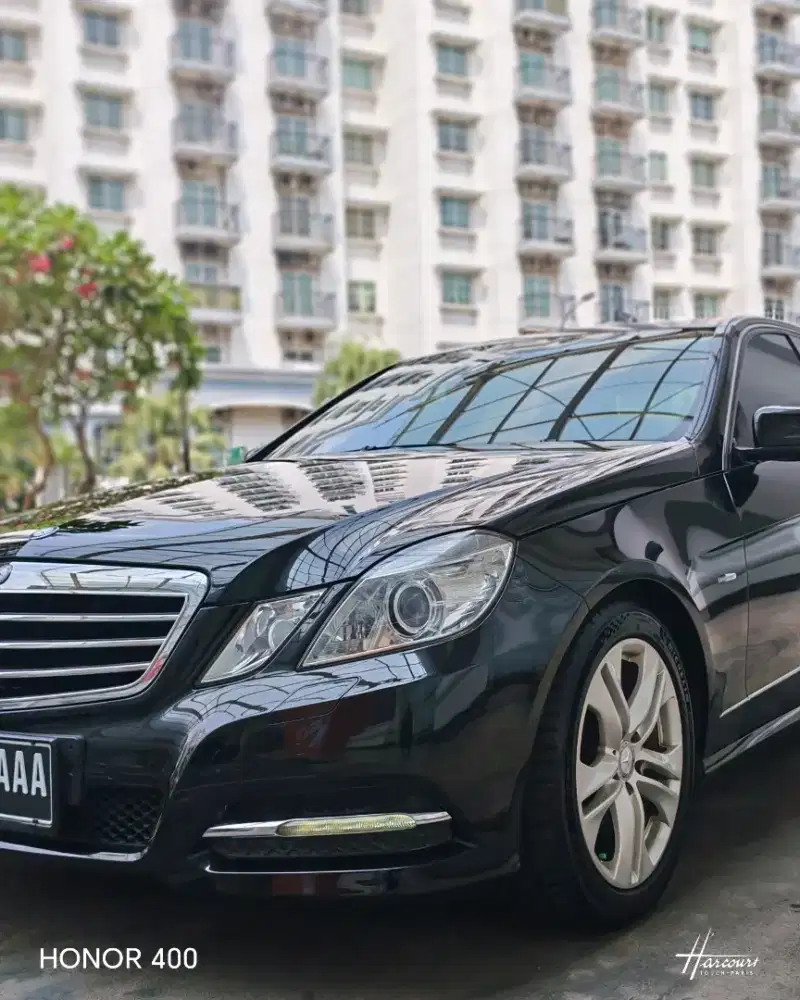 Mercedes-Benz E250 Avantgarde 2011 Black on Red ( Rare)