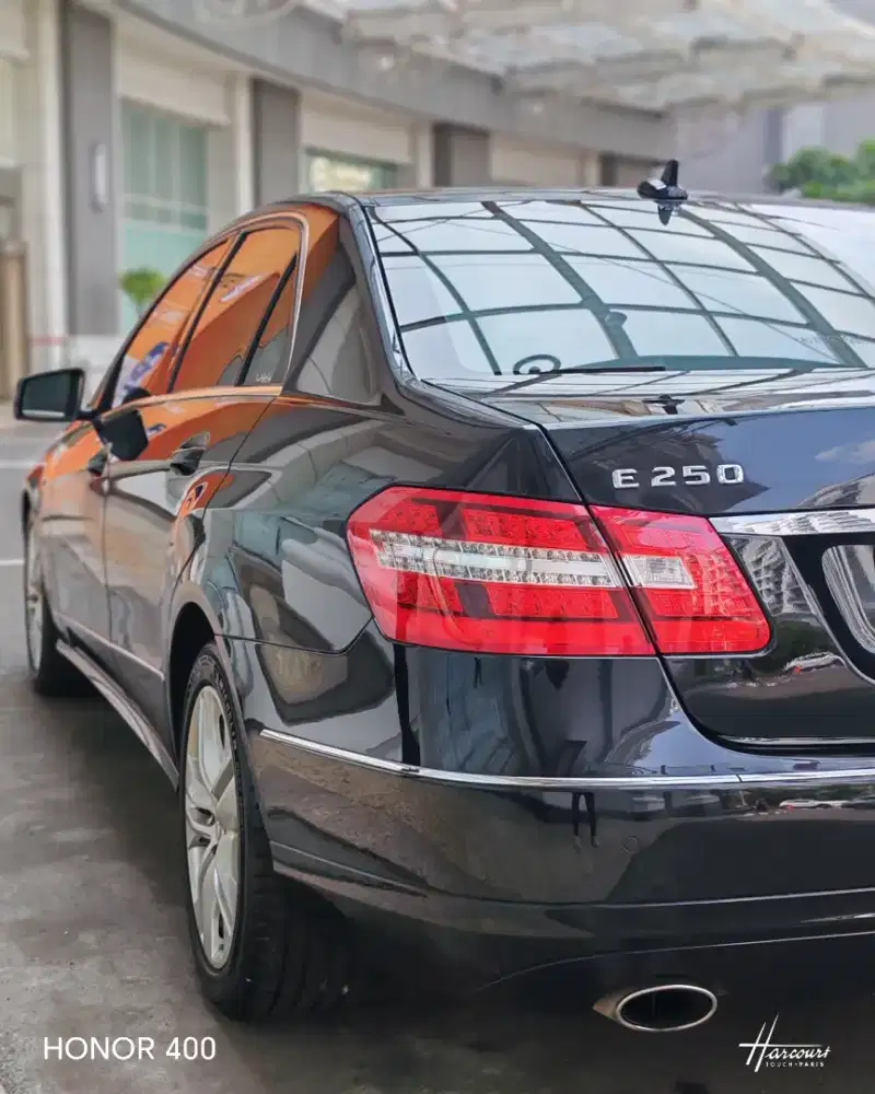 Mercedes-Benz E250 Avantgarde 2011 Black on Red ( Rare)