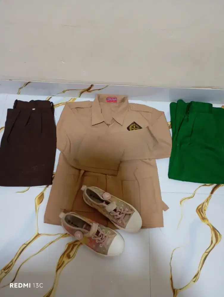 Seragam Pramuka, rok hijau, sepatu preloved