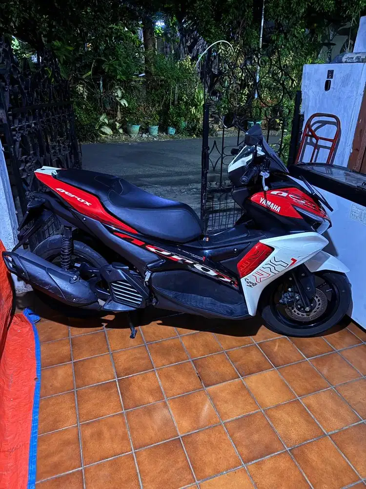 Yamaha aerox 2024 standar white red