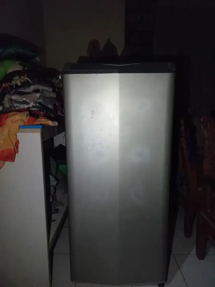 Dijual kulkas second merek Aqua 1 pintu tipe AQR D187