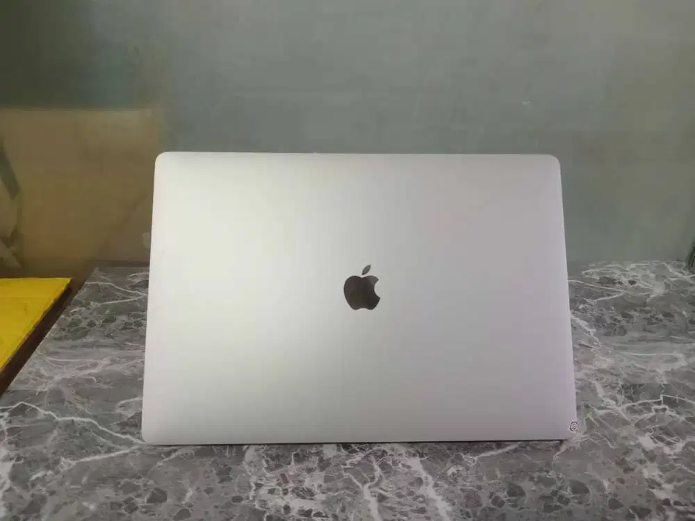 Macbook pro 2019 touchbar CORE I7 ram 16gb Layar 16inch kuliah kerja U