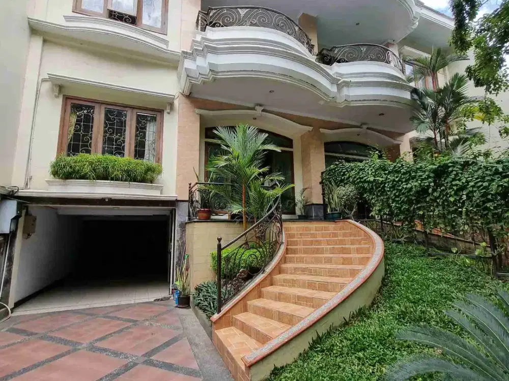 Dijual Rumah 2 lt Jl. Hasanuddin Makassar