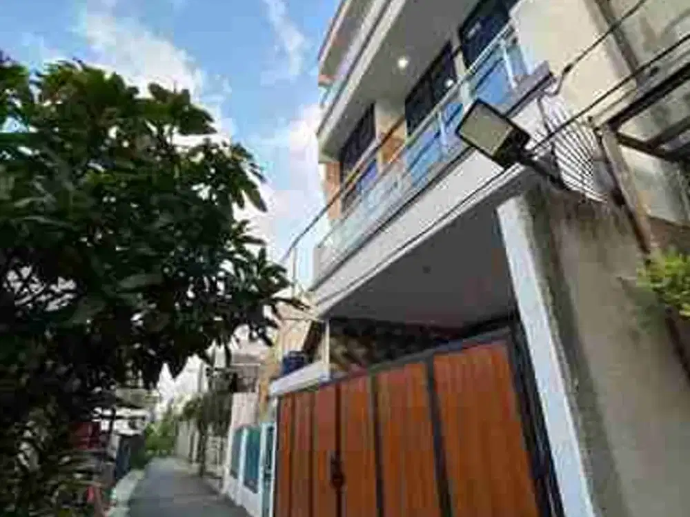 rumah baru siap huni 3 lantai 
Tebet timur dalam