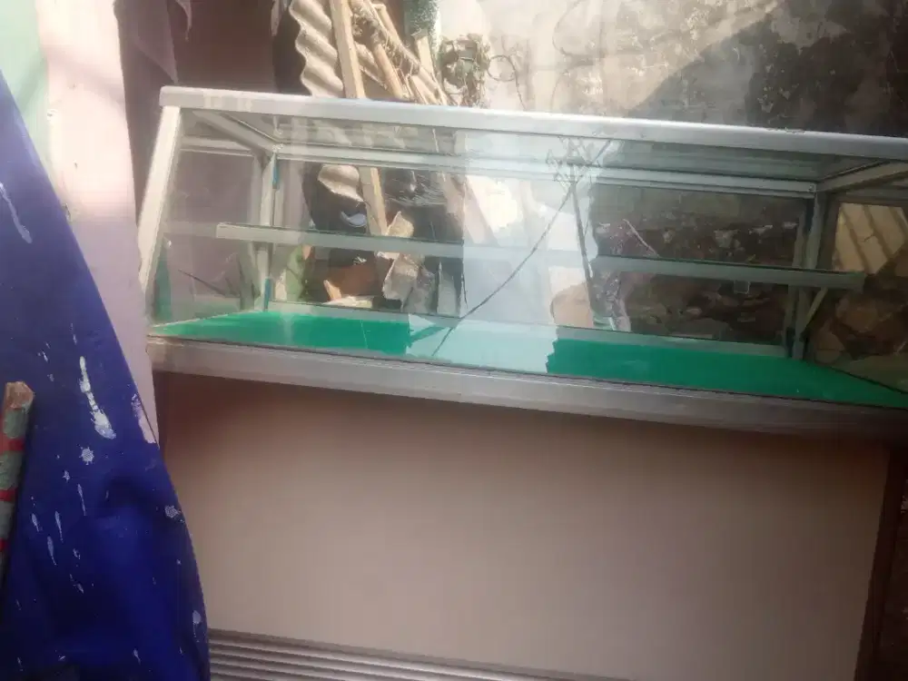Etalase kaca ukuran 1 meter