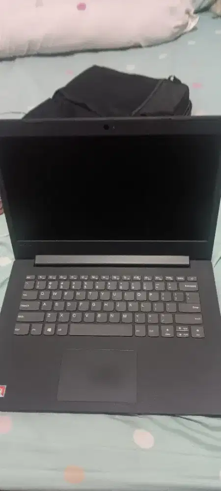 Laptop Lenovo hitam tahun 2019