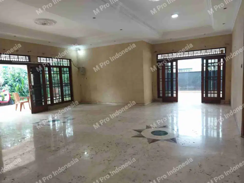 Disewakan rumah lokasi sangat strategis diapit jalan raya& jalan 3 mobil