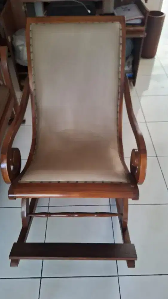 Kursi goyang kayu jati asli, seperti baru