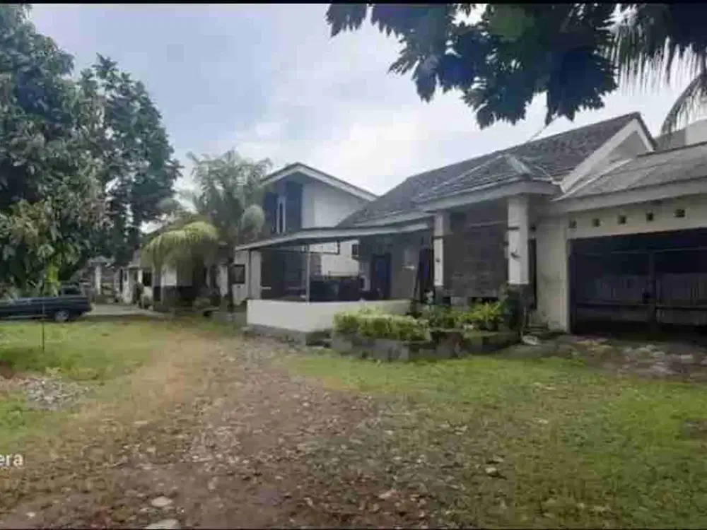 Dijual cepat murah 3.5 M tanah luas 1297 m ada 4 bangunan rumah siap huni strategis dkt jalan raya Jatimakmur Pondok Gede