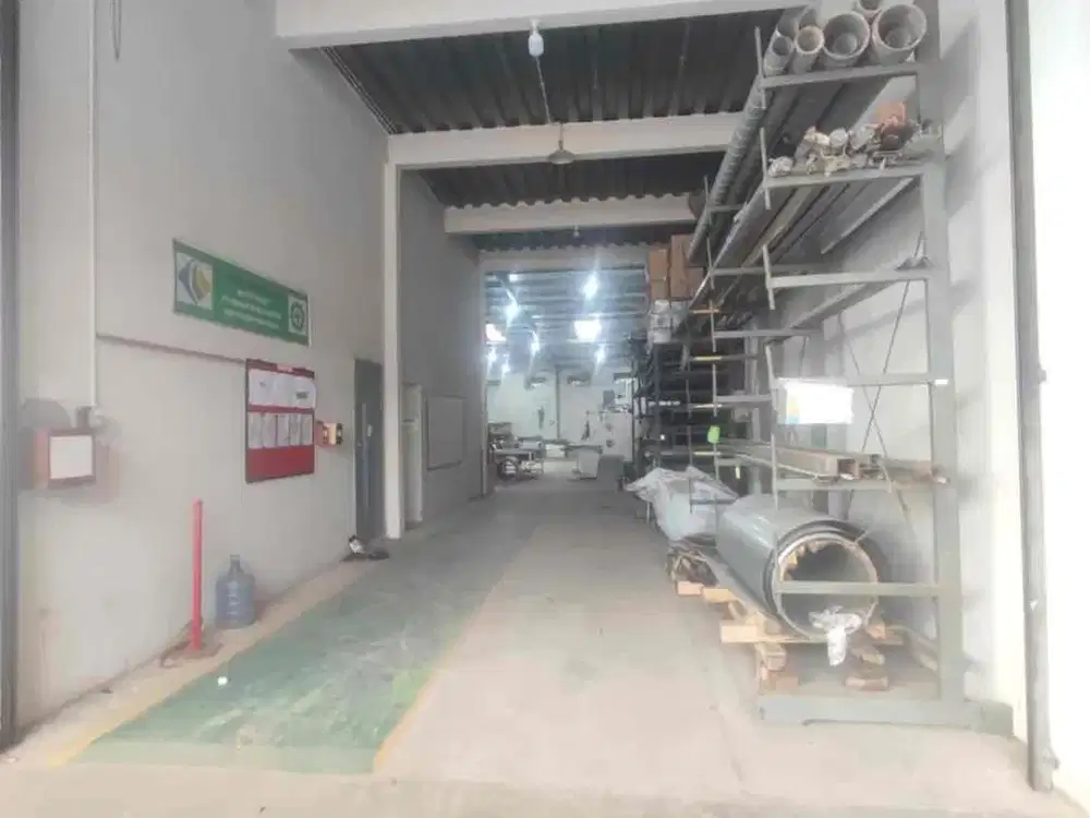 Gudang Tanjung Uncang Luas 820 m2 Siap Pakai Tersedia Overhead Crane 10 Ton
