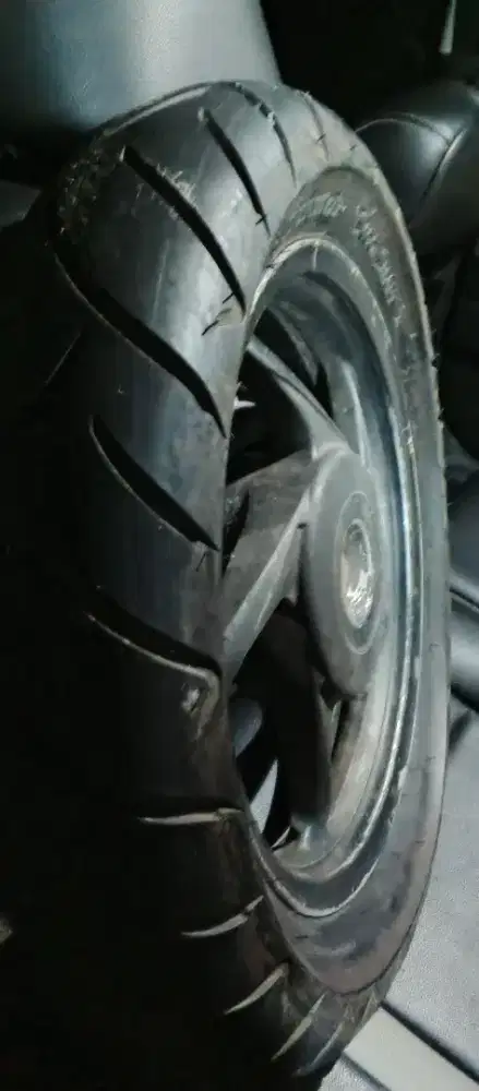 Ban merk *Dunlop* ring 14 - 140/70 lengkap pelak.