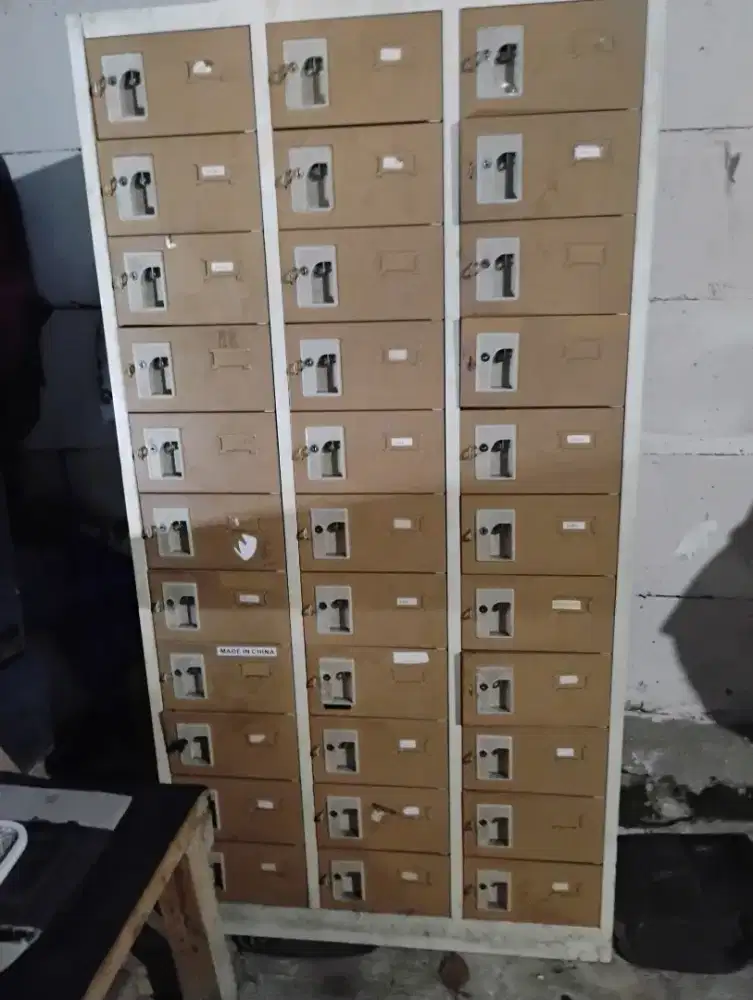 Lemari lockerr informa 30 pintu