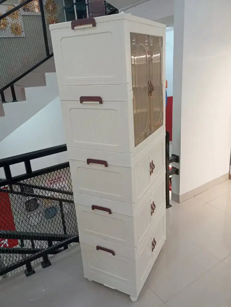 Lemari plastik qube