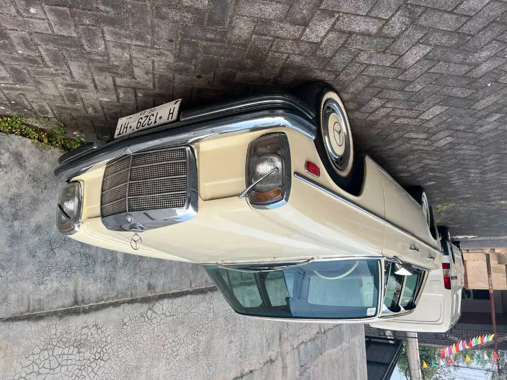 Mercedes Benz 200 1971 w115 Coklat Mercedes-Benz 200 1970 mercy 1972