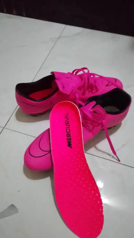 Sepatu bola Nike mercurial