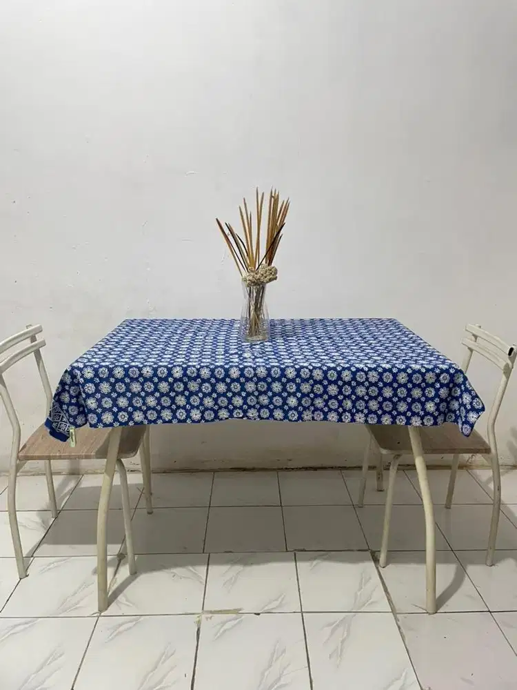 Set meja makan dengan 4 kursi