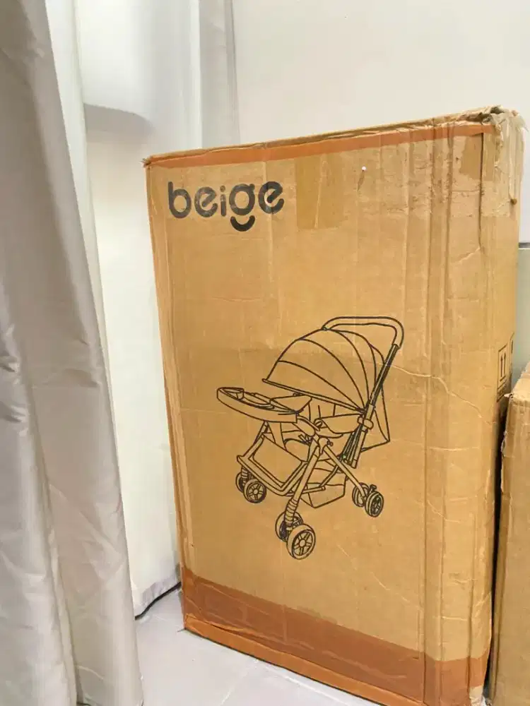 Beige stroller bayi