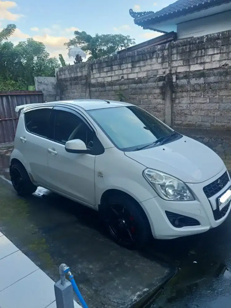 Suzuki Splash Putih tahun 2015