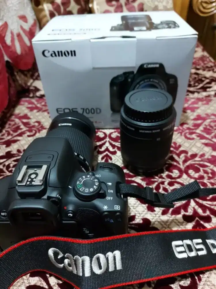DSLR Canon EOS 700D