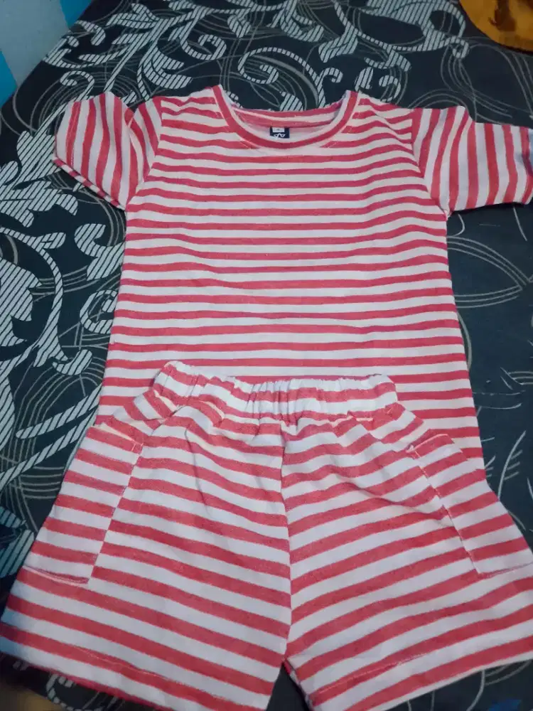 Setelan merah putih anak