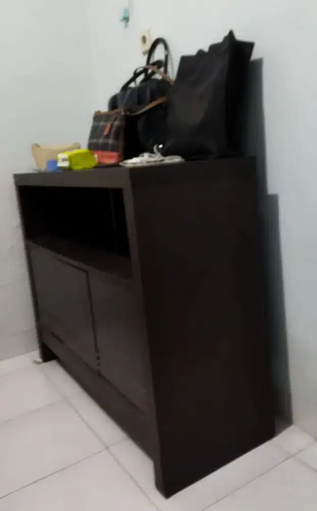 Bufet cantik tempat pakaian dan TV
