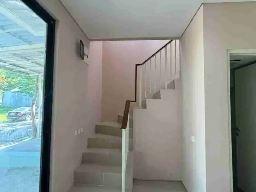 SEWA RUMAH BANGUNAN BARU NORTH WEST LAKE CITRALAND SURABAYA