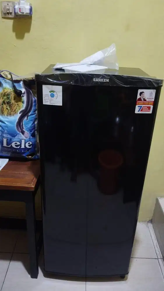 DiJual Kulkas Sanken Pemakaian Baru 1 Bulan