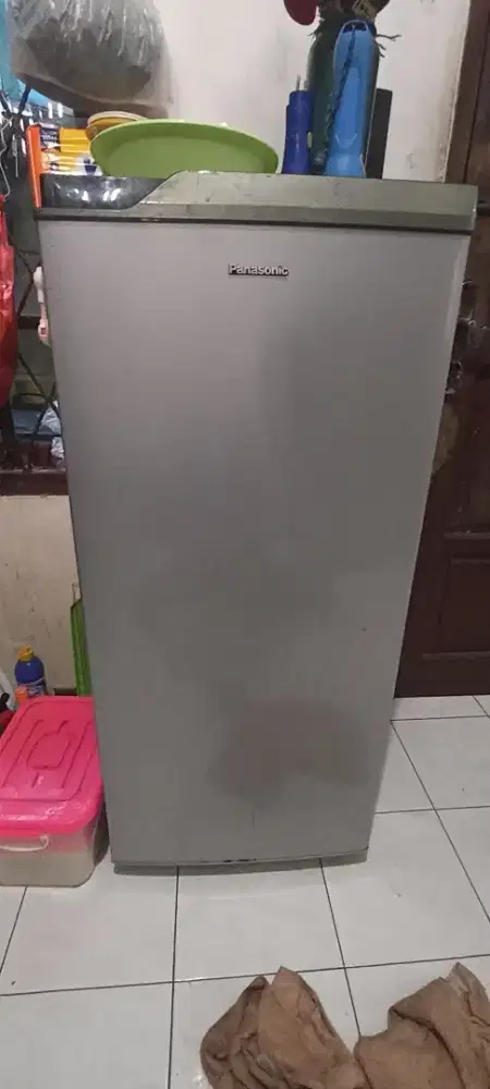Kulkas 1 pintu yang kecil dan 1 pintu yang besar