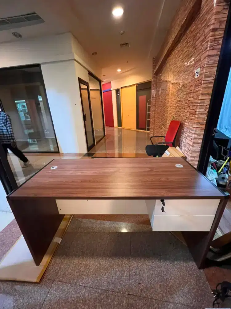 Meja kantor informa
