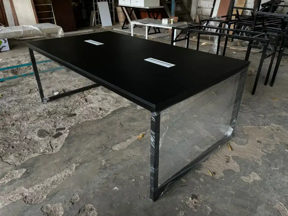 Meja Meeting Kantor plus socket