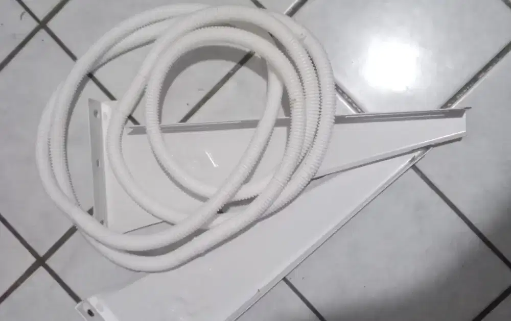 Breket ac+selang pembuangan air ac