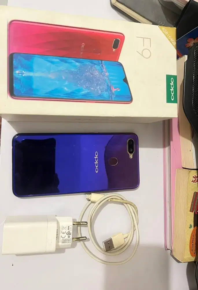 Oppo F9 RAM 4/ 64 GB Ungu (Handphone Second)