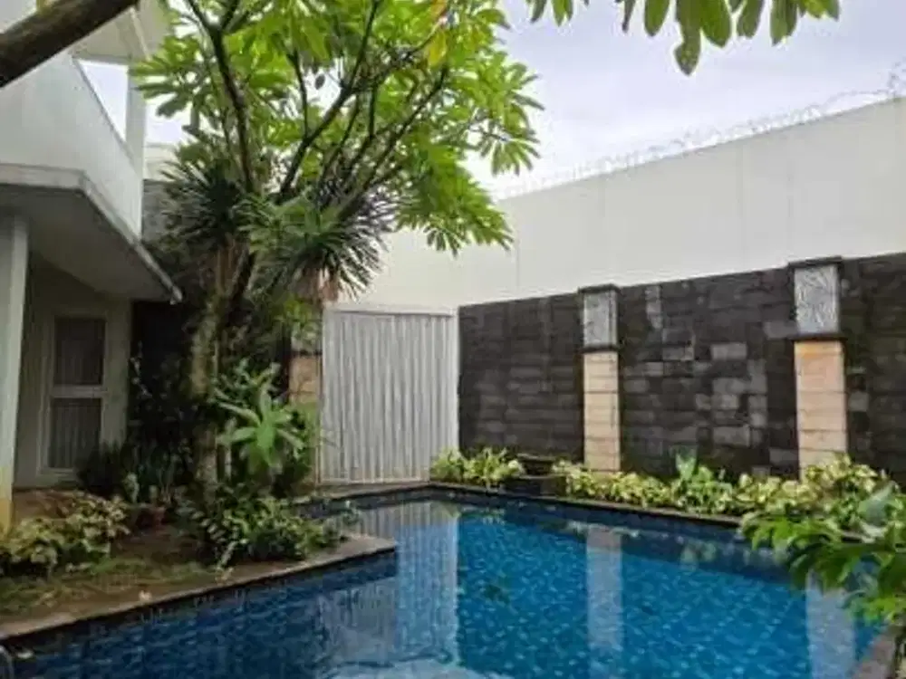 Rumah Ada Kolam Renang Rapih Nyaman di Komplek Cinere