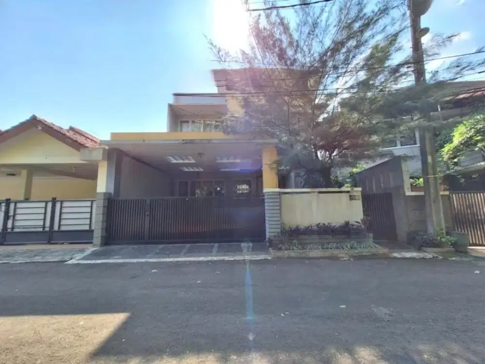 Strategis! Rumah 2 Lantai di Cinere Dekat Tol Brigif Semi Furnished