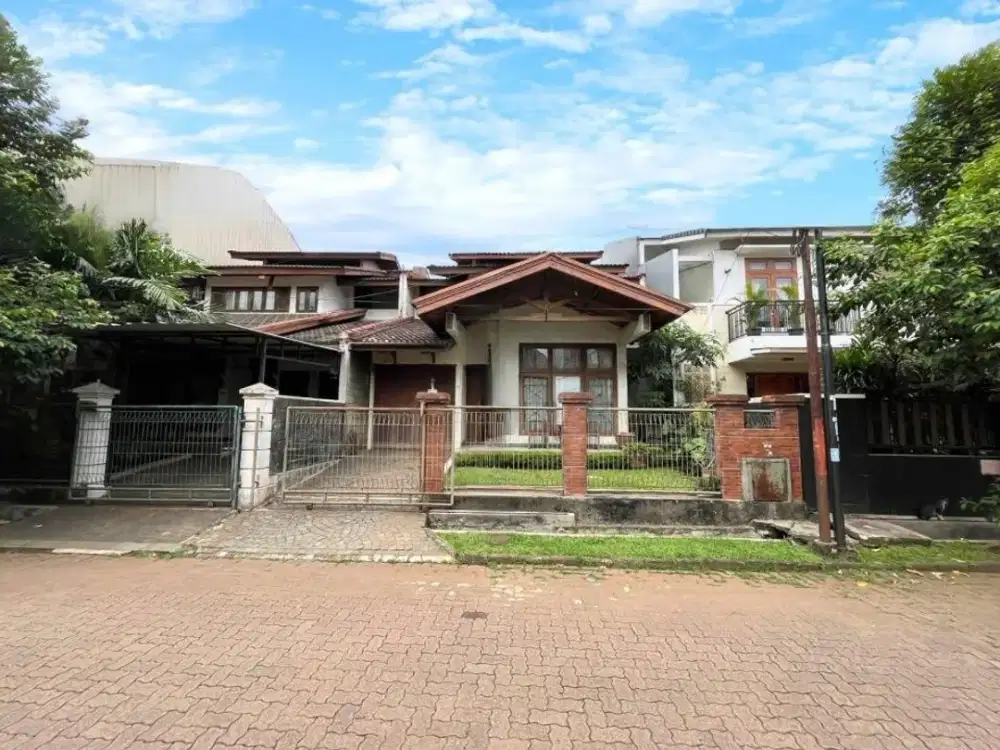Rumah Rapih Siap Huni di Lebak Bulus Halaman Belakang Luas