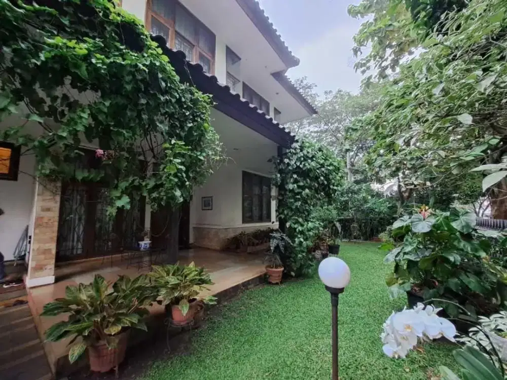 Rumah Modern Posisi Hoek Ceiling Tinggi 2 Lantai di Lebak Bulus