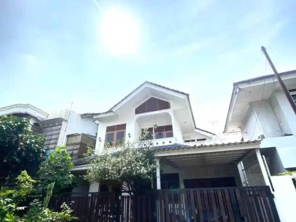 Rumah Modern di Lebak Bulus Dekat MRT Ada Taman Depan & Belakang